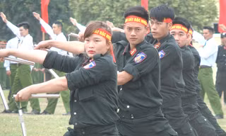 Nữ cảnh sát đặc nhiệm múa côn nhị khúc điêu luyện