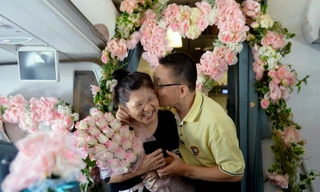 Bà Linda F. vui mừng và bất ngờ trước món quà bất ngờ và sự bày tỏ tình cảm của người chồng – ông Daniel F.