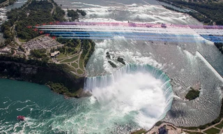 Phi đội Mũi tên đỏ trình diễn ngoạn mục trên thác Niagara