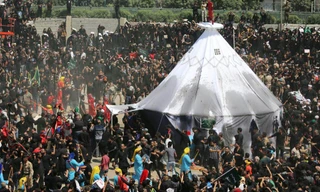 Lễ Ashura ở Karbala. Ảnh: Reuters