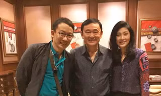 Cựu Thủ tướng Thái Lan Thaksin Shinwatra (giữa), bà Yingluck Shinawatra (phải) và con trai ông Thaksin (trái) chụp ảnh tại Singapore cách đây không lâu. Ảnh: Bangkok Post