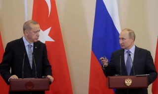 Tổng thống Nga Vladimir Putin và Tổng thống Thổ Nhĩ Kỳ Recep Tayyip Erdogan tham dự một cuộc họp báo chung sau cuộc hội đàm Nga - Thổ Nhĩ Kỳ tại khu nghỉ mát biển Đen ở Sochi, Nga ngày 22/10. Ảnh: Reuters