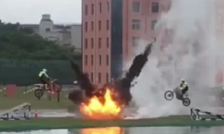 Cảnh sát Trung Quốc trổ tài phi moto qua lửa, lái xe xoay 360 độ