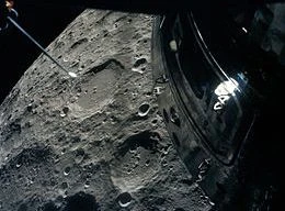 Phi hành đoàn Apollo 13 chụp ảnh Mặt trăng khi ở trong module hạ cánh xuống Mặt trăng. Module chỉ huy ngừng hoạt động cũng xuất hiện trong khung hình (Ảnh: Wikipedia)