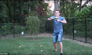 Múa kiếm tái hiện game chém hoa quả, trai trẻ đứt gân tay