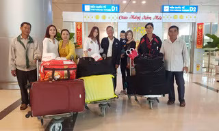 Hàng trăm người đón các cô dâu Việt về quê ăn Tết