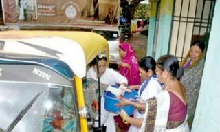 Hai mẹ con Parveenabanu được đưa đến bệnh viện cấp cứu.