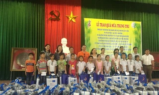 Trao 450 suất quà trung thu cho trẻ nghèo hiếu học ở Ninh Bình