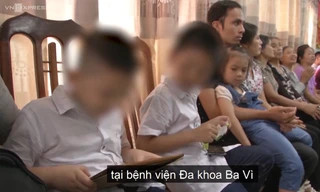 Nước mắt trong buổi trao hai trẻ bị nhầm ở Ba Vì về với gia đình 