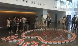 Chàng trai cầu hôn bạn gái bằng 99 hộp tôm hùm