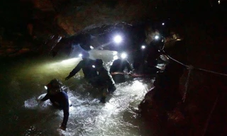 Đội đặc nhiệm SEAL tìm kiếm đội bóng trong hang động ngập nước. Ảnh: AFP