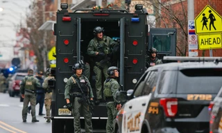 Cảnh sát vũ trang có mặt tại hiện trường. Ảnh: AP