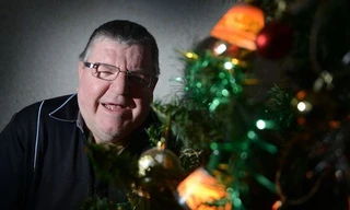 Ông Graham và dàn đèn Giáng sinh đặc biệt của mình.