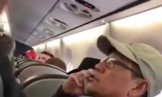 Xuất hiện video bác sĩ David Dao cự cãi nhân viên hàng không