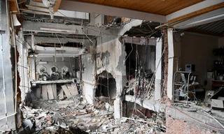 Bên trong quán ăn nơi xảy ra vụ nổ sáng 13/10. Ảnh: Tân Hoa Xã