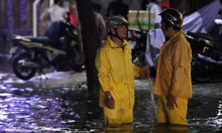 Đường phố Sài Gòn lại bị nhấn chìm vì mưa, triều cường