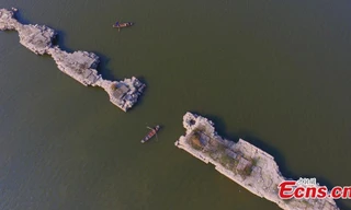 Nước hồ hạ thấp, để lộ cầu đá trăm tuổi thời nhà Minh