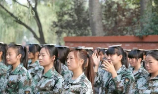 Mới đây, những hình ảnh của một khóa huấn luyện quân sự vô cùng kì lạ đã được lan truyền rộng rãi trên mạng xã hội Weibo ở Trung Quốc. 