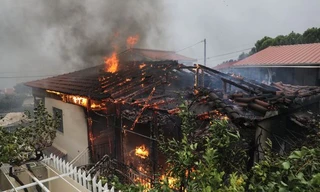 Một ngôi nhà bị lửa thiêu rụi trong đám cháy rừng ở Hy Lạp. Ảnh: Tân Hoa Xã