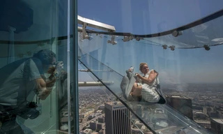 Thót tim thử đường trượt trong suốt 300m giữa không trung