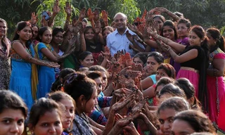 Ông Mahesh Savani (giữa) cùng các cô "con gái" của mình.