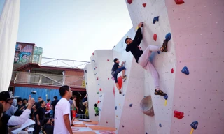 Hàng trăm bạn trẻ đua nhau leo núi nhân tạo giữa Thủ đô