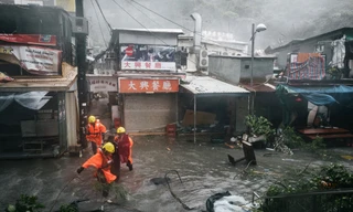 Bão Mangkhut: Gió lớn xé toạc mái nhà, đập vỡ cửa kính ở Hồng Kông