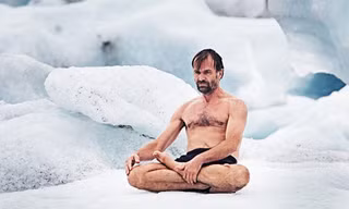 Mình trần luyện Yoga trước băng tuyết