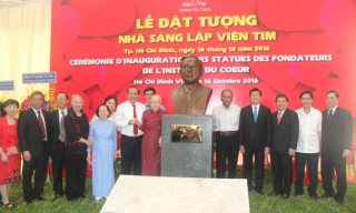 Các vị lãnh đạo Trung ương và TPHCM tham dự lễ dựng tượng cố GS-Viện sĩ Dương Quang Trung. Ảnh: Quốc Ngọc