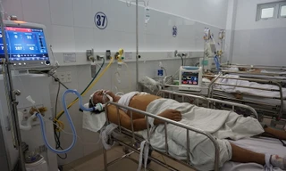 Sau khi tiến hành phẫu thuật đưa chai thủy tinh ra khỏi lồng ngực, bệnh nhân đã qua cơn nguy kịch.