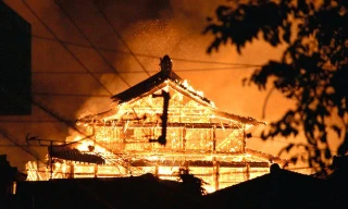 Dân Nhật bàng hoàng nhìn lâu đài 600 năm tuổi bị lửa thiêu rụi