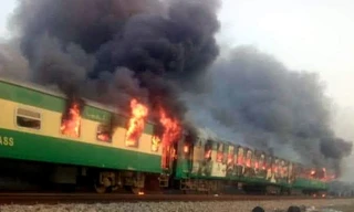 Nhiều toa tàu chìm trong biển lửa. Ảnh: Tân Hoa Xã