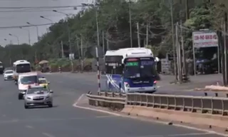 Xe khách rồ ga phóng ngược chiều trên cầu ở Đồng Nai
