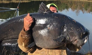 Riahn Brewington ôm chặt chiến lợi phẩm của mình.