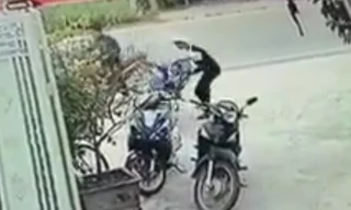 Hai tên trộm chỉ mất 2 giây để phá khóa trộm xe đi.