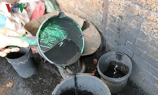 Nước pha bột pin được cho là dùng làm "chất tạo màu" cho cà phê