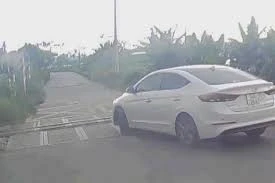 Ôtô băng qua đường ray trước đầu tàu hoả