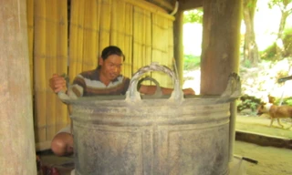 Anh Hà Văn Sỹ đã mua lại được báu vật của làng 