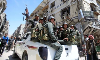 Binh sĩ Syria tại Douma - nơi bị nghi xảy ra vụ tấn công bằng vũ khí hoá học nhằm vào dân thường. Ảnh: Reuters