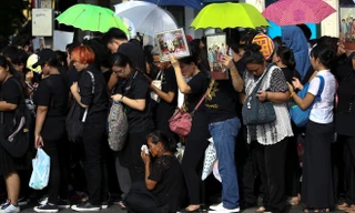 Người Thái xếp hàng dài ở cung điện để viếng nhà vua