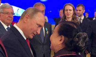 Tổng thống Nga Putin trao giải thưởng Puskin cho phó giáo sư Nguyễn Tuyết Minh. (Ảnh: Nhân vật cung cấp)