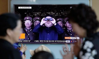 Người dân Hàn Quốc theo dõi thông tin về vụ phóng tên lửa hôm 14/5 của Triều Tiên. Ảnh: AP