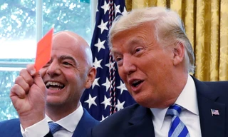 Tổng thống Mỹ Trump giơ thẻ đỏ về phía các phóng viên trong phòng Bầu dục. Ảnh: Reuters