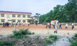 Nhân viên Đội xử lý bom mìn lưu động số 4 hướng dẫn các em học sinh di chuyển đến nơi an toàn. Ảnh: Kim Chiến.