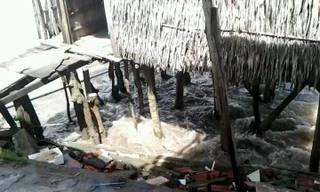 Hơn chục mét đất đổ sụp xuống sông khiến người dân “hoảng hồn”