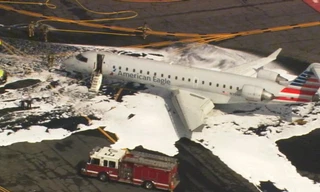 Chiếc máy bay nằm trên đường băng sau khi hạ cánh khẩn cấp.