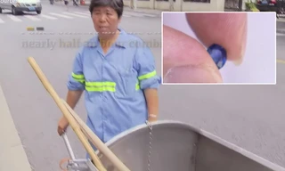  Cảnh sát bới xe rác để tìm túi đá quý hơn 3 tỉ đồng