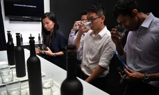 Uống thử nước trong chai nước đắt nhất châu Á.