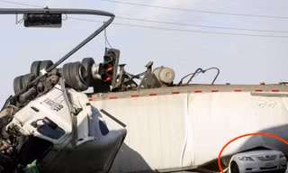 Bị xe container đè trúng, tài xế Camry thoát chết thần kì 