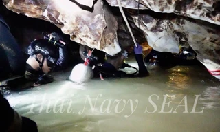 Đường vào hang động chật hẹp, ngập nước. Ảnh: Thai Navy SEAL